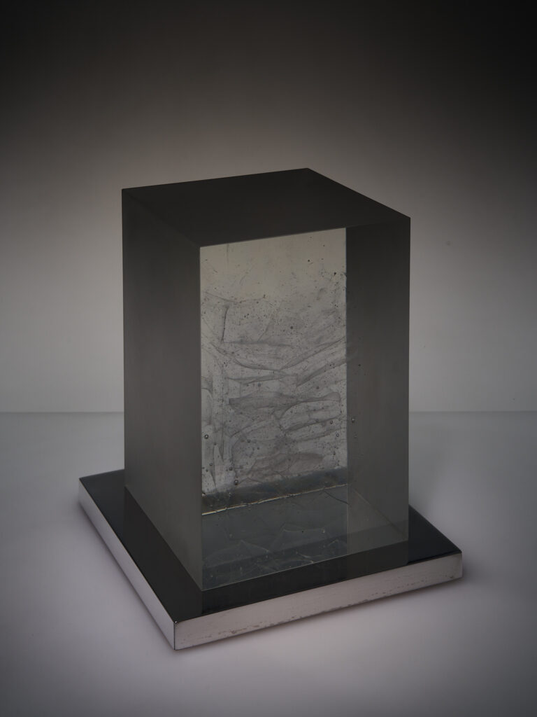 1.5QH 16 - optical glass with bubbles, light, filter, aluminium base  H 22cm